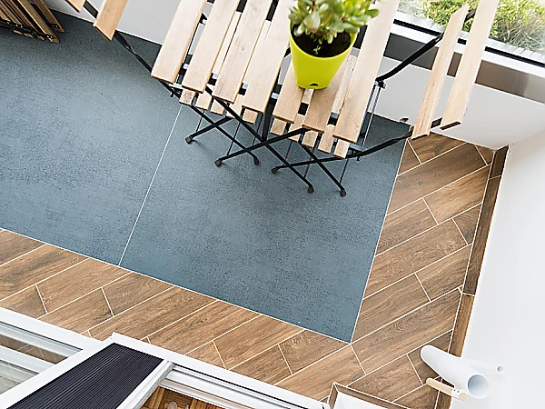 Renovierte Terrasse mit Feinsteinzeug-Platten.