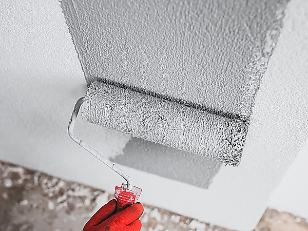 Frisch gespachtelte Trockenbauwand in einem Neubau.